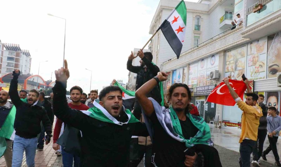 Antalya’daki Suriyeliler Rejimin Yıkılmasını Gökyüzüne Beyaz Güvercin Bırakarak Kutladı