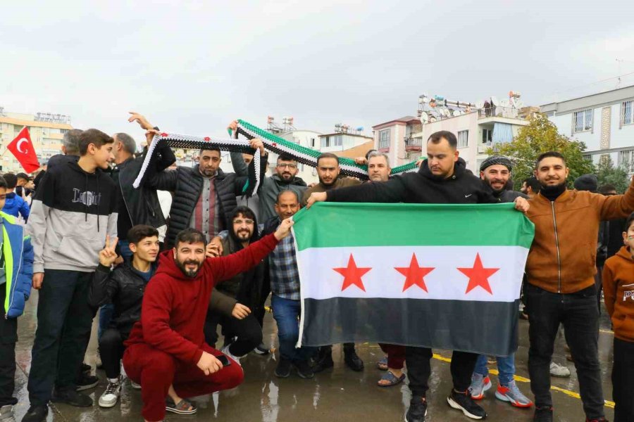 Antalya’daki Suriyeliler Rejimin Yıkılmasını Gökyüzüne Beyaz Güvercin Bırakarak Kutladı