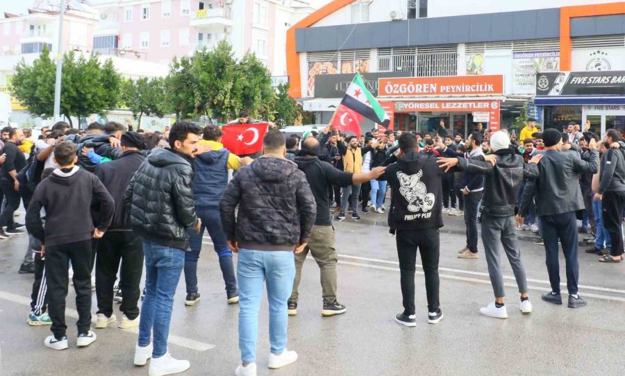 Antalya’daki Suriyeliler Rejimin Yıkılmasını Gökyüzüne Beyaz Güvercin Bırakarak Kutladı