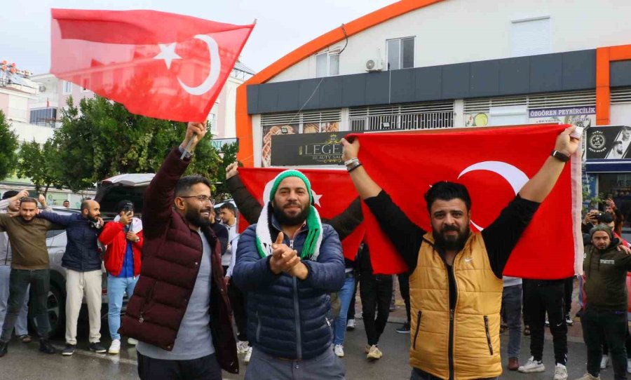 Antalya’daki Suriyeliler Rejimin Yıkılmasını Gökyüzüne Beyaz Güvercin Bırakarak Kutladı