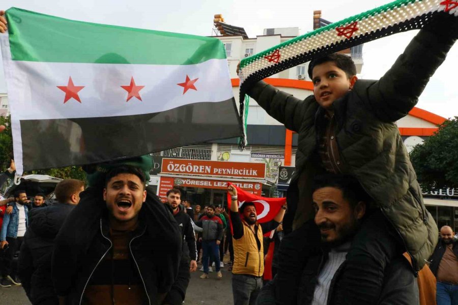 Antalya’daki Suriyeliler Rejimin Yıkılmasını Gökyüzüne Beyaz Güvercin Bırakarak Kutladı