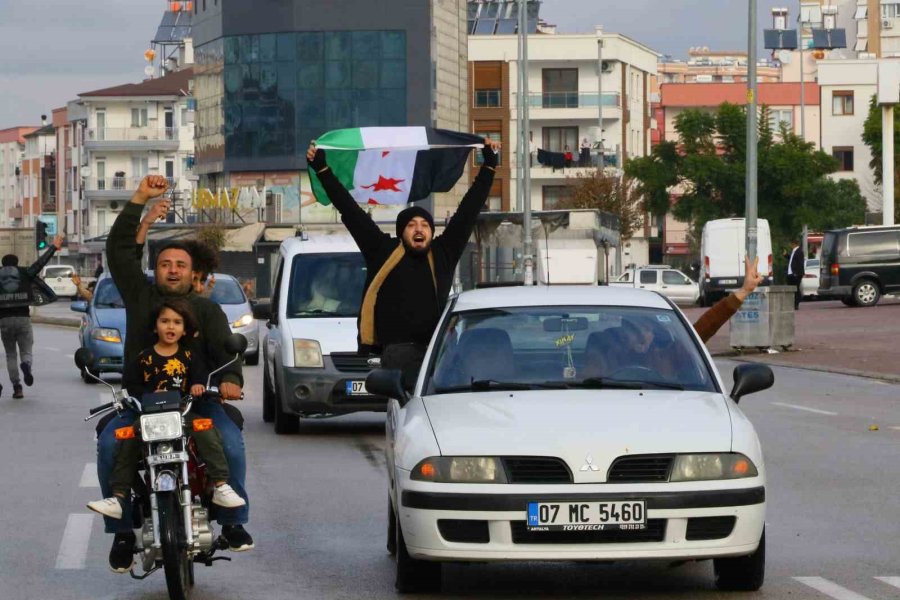 Antalya’daki Suriyeliler Rejimin Yıkılmasını Gökyüzüne Beyaz Güvercin Bırakarak Kutladı