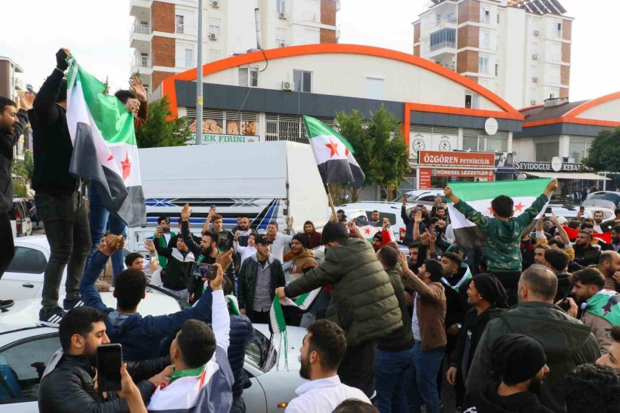 Antalya’daki Suriyeliler Rejimin Yıkılmasını Gökyüzüne Beyaz Güvercin Bırakarak Kutladı