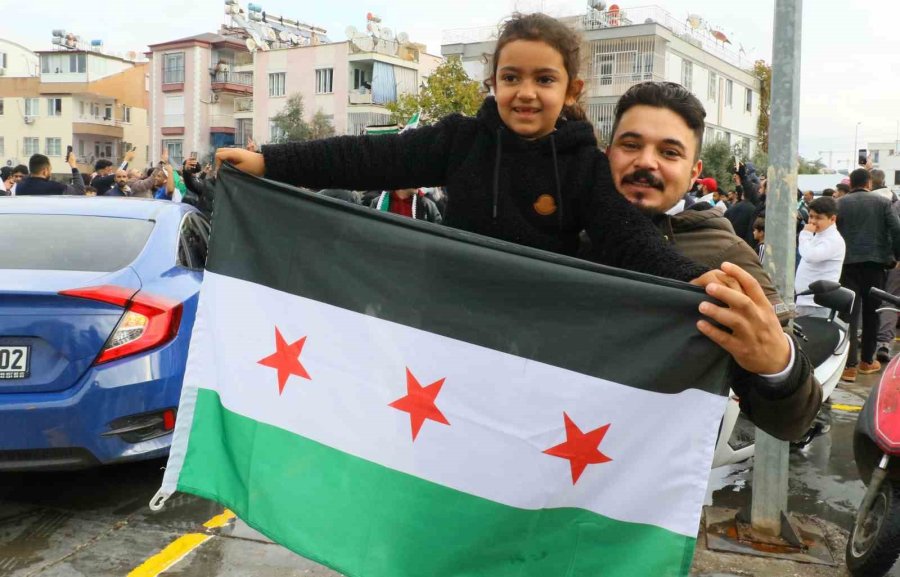 Antalya’daki Suriyeliler Rejimin Yıkılmasını Gökyüzüne Beyaz Güvercin Bırakarak Kutladı