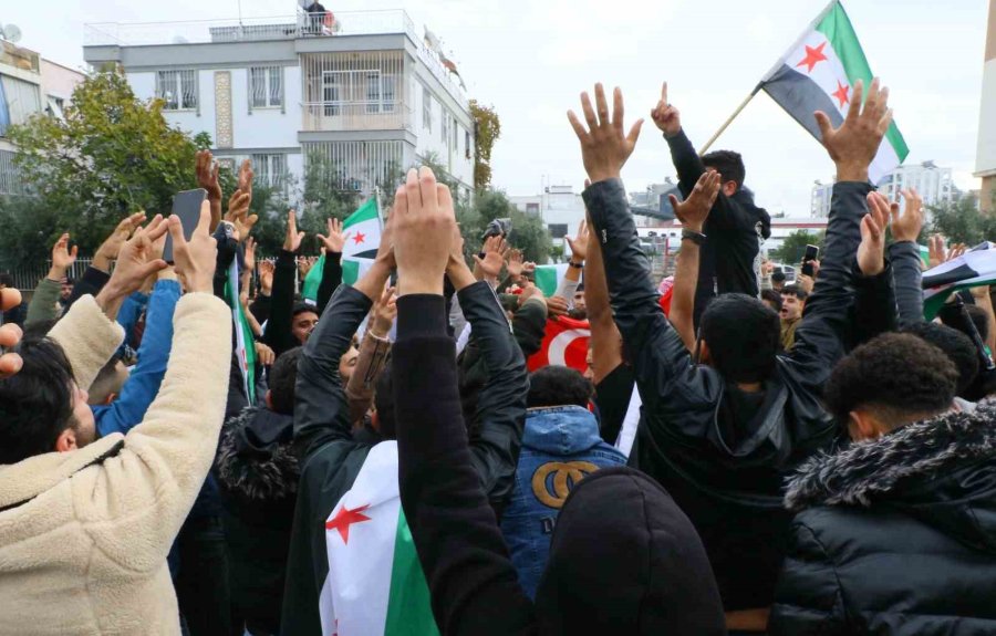 Antalya’daki Suriyeliler Rejimin Yıkılmasını Gökyüzüne Beyaz Güvercin Bırakarak Kutladı