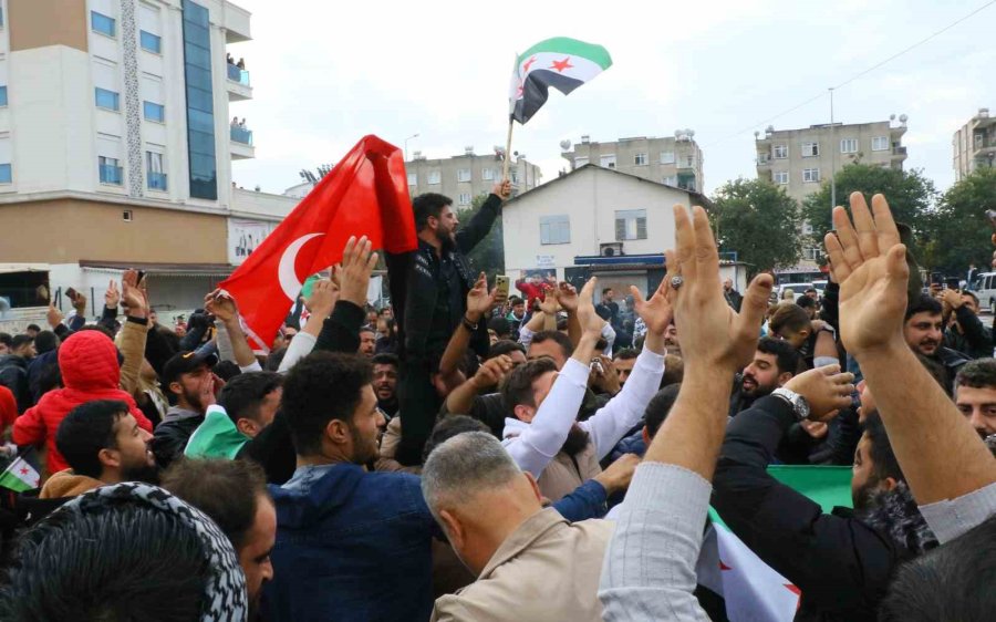 Antalya’daki Suriyeliler Rejimin Yıkılmasını Gökyüzüne Beyaz Güvercin Bırakarak Kutladı