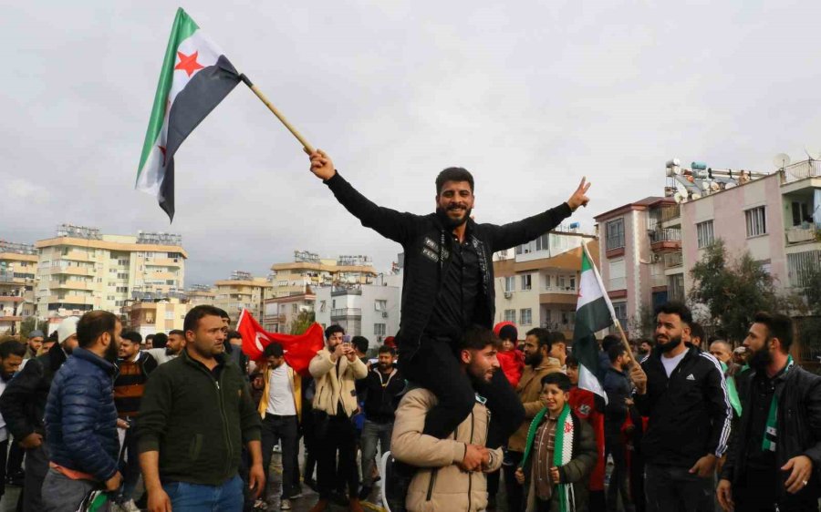 Antalya’daki Suriyeliler Rejimin Yıkılmasını Gökyüzüne Beyaz Güvercin Bırakarak Kutladı