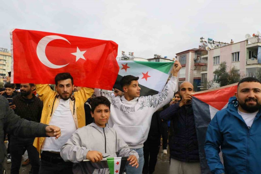 Antalya’daki Suriyeliler Rejimin Yıkılmasını Gökyüzüne Beyaz Güvercin Bırakarak Kutladı