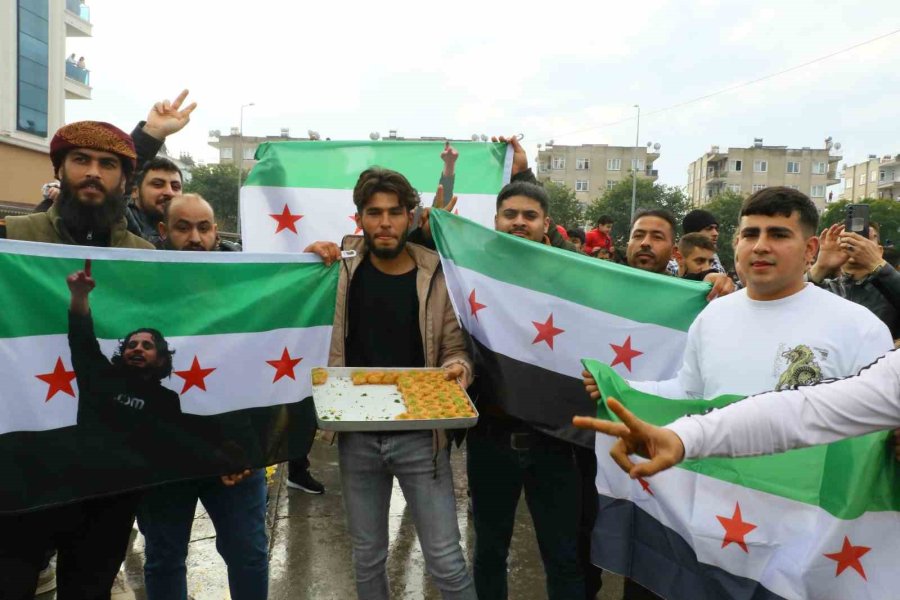 Antalya’daki Suriyeliler Rejimin Yıkılmasını Gökyüzüne Beyaz Güvercin Bırakarak Kutladı