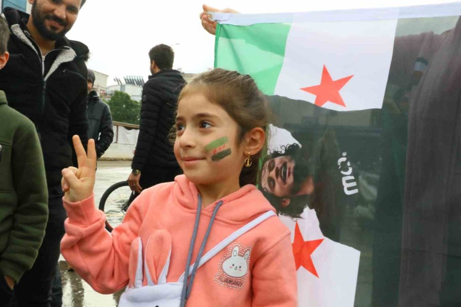 Antalya’daki Suriyeliler Rejimin Yıkılmasını Gökyüzüne Beyaz Güvercin Bırakarak Kutladı