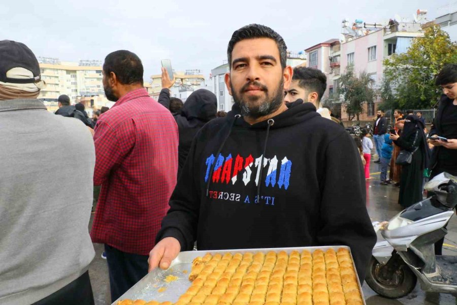 Antalya’daki Suriyeliler Rejimin Yıkılmasını Gökyüzüne Beyaz Güvercin Bırakarak Kutladı