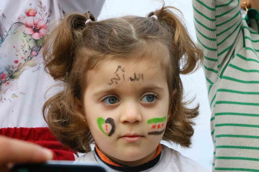 Antalya’daki Suriyeliler Rejimin Yıkılmasını Gökyüzüne Beyaz Güvercin Bırakarak Kutladı