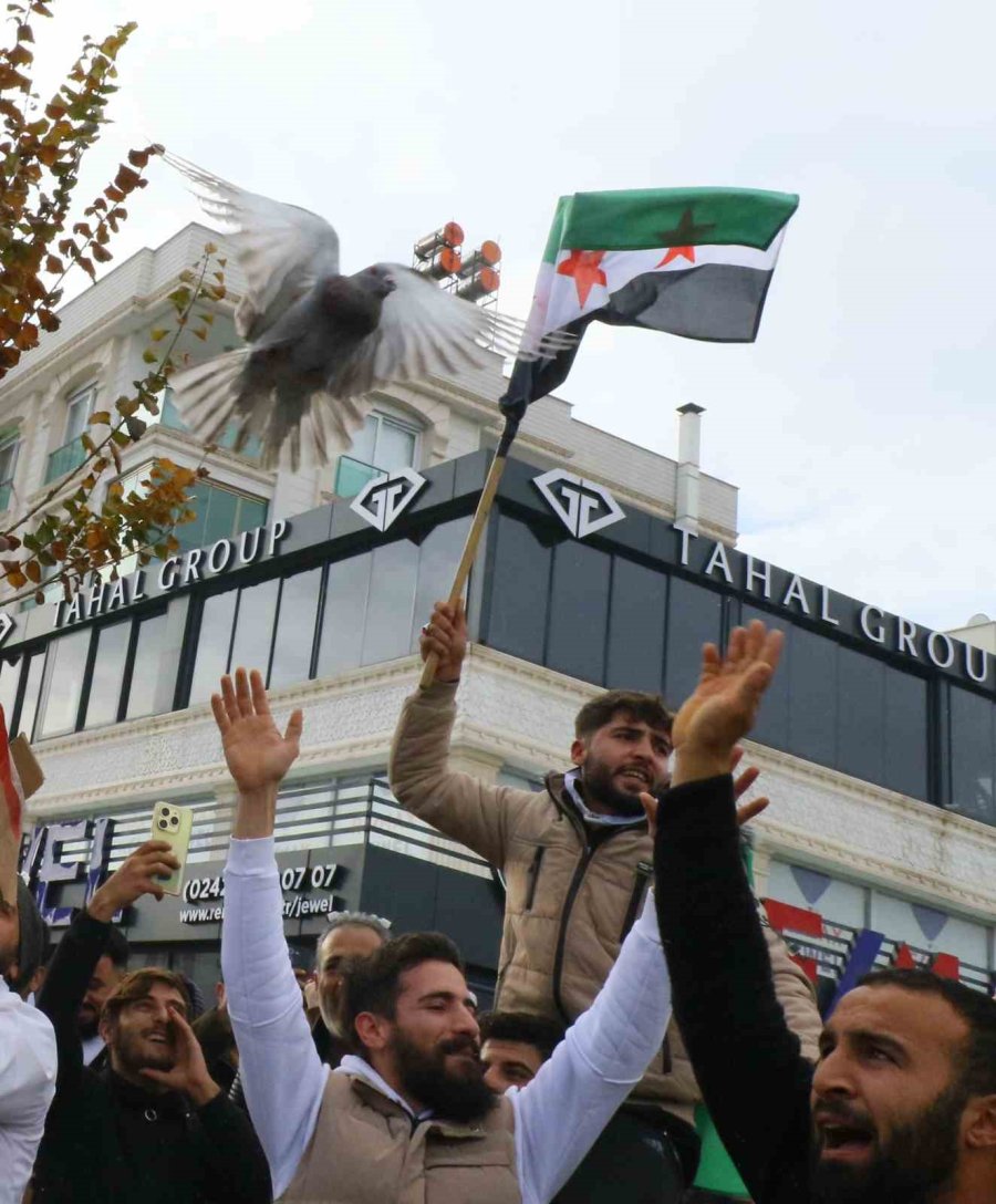Antalya’daki Suriyeliler Rejimin Yıkılmasını Gökyüzüne Beyaz Güvercin Bırakarak Kutladı