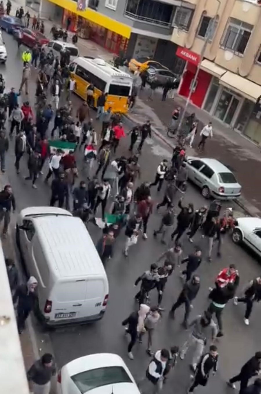 Mersin’deki Suriyeliler Esed’in Gidişini Kutladı