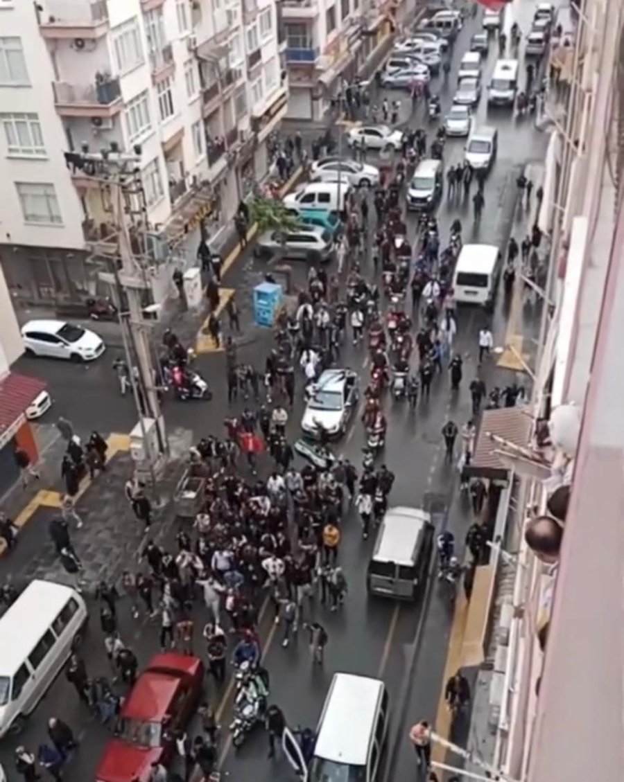 Mersin’deki Suriyeliler Esed’in Gidişini Kutladı