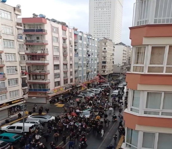 Mersin’deki Suriyeliler Esed’in Gidişini Kutladı