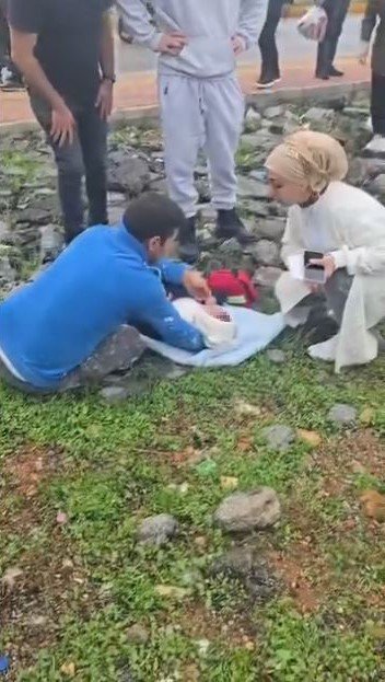 14 Yaşındaki Çocuğun Kullandığı Araç Kaldırımda Yürüyen Aileye Çarptı: 1’i Bebek 3 Yaralı