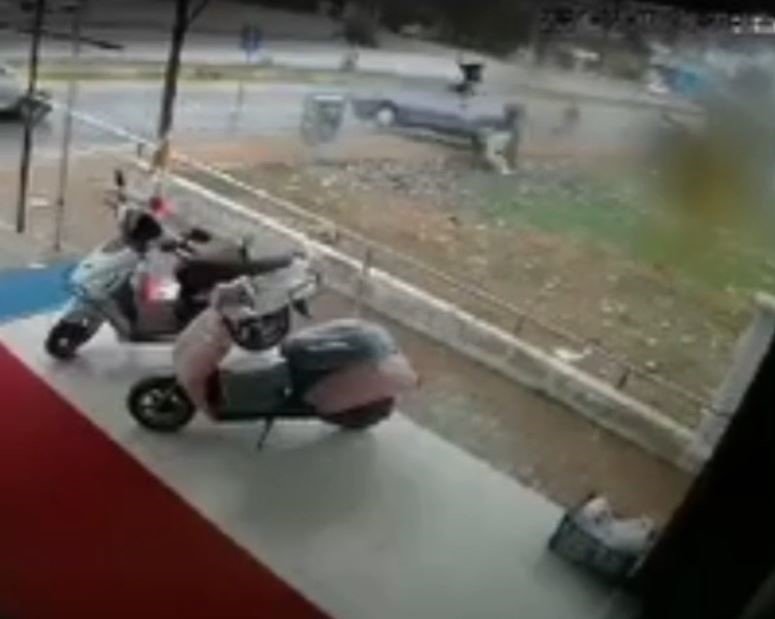 Yoldan Çıkan Otomobil Kaldırımdaki Bebek Arabalı Yayalara Çarptı: 3 Yaralı