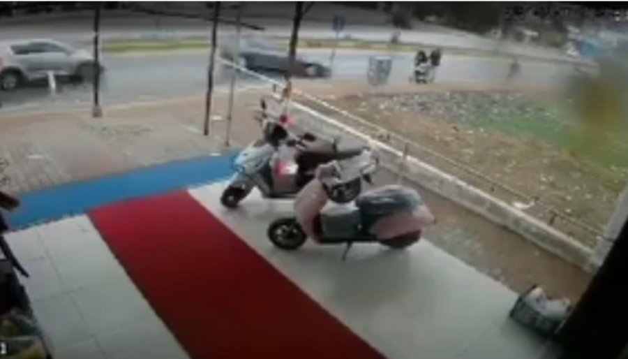 Yoldan Çıkan Otomobil Kaldırımdaki Bebek Arabalı Yayalara Çarptı: 3 Yaralı