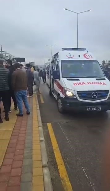 Yoldan Çıkan Otomobil Kaldırımdaki Bebek Arabalı Yayalara Çarptı: 3 Yaralı