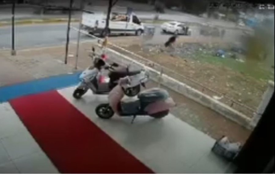 14 Yaşındaki Çocuğun Kullandığı Araç Kaldırımda Yürüyen Aileye Çarptı: 1’i Bebek 3 Yaralı