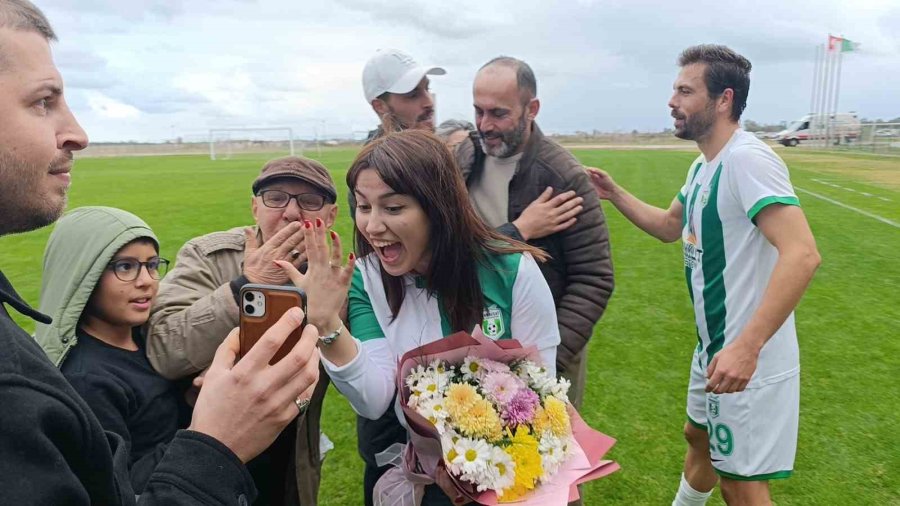Antrenörden Maç Sonrası Tribündeki Sevgilisine Sürpriz Evlilik Teklifi