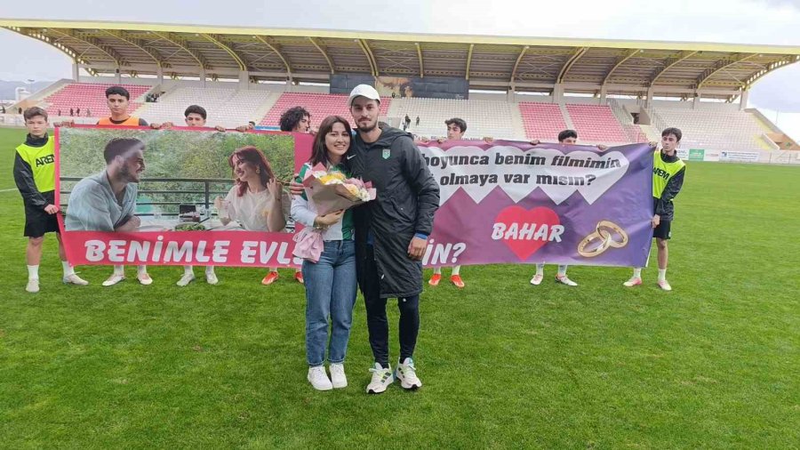 Antrenörden Maç Sonrası Tribündeki Sevgilisine Sürpriz Evlilik Teklifi