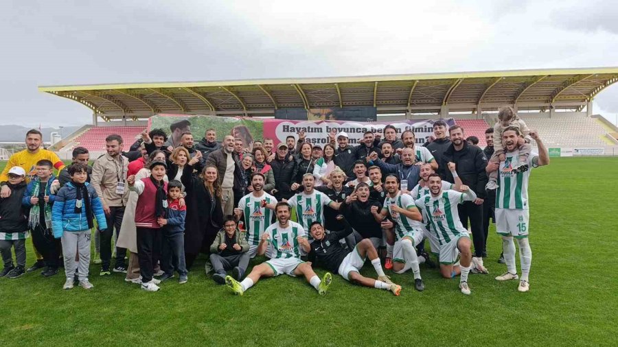 Antrenörden Maç Sonrası Tribündeki Sevgilisine Sürpriz Evlilik Teklifi