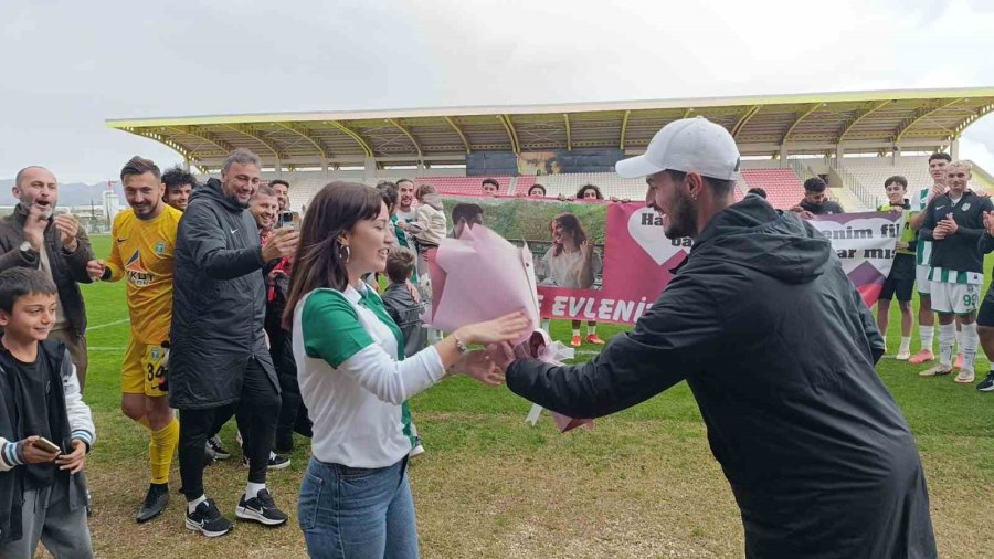 Antrenörden Maç Sonrası Tribündeki Sevgilisine Sürpriz Evlilik Teklifi