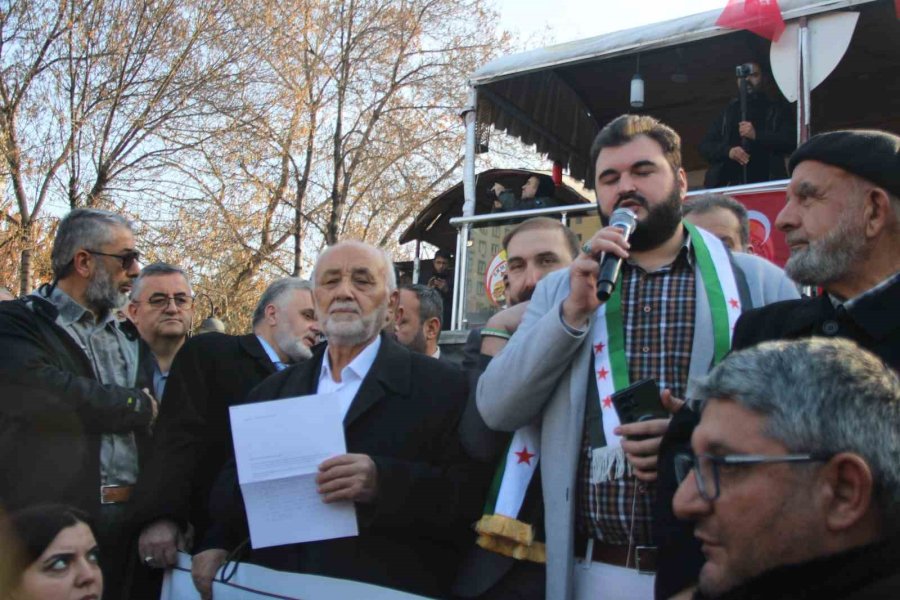 Kayseri’deki Suriyeliler Özgürlüğü Kutluyor