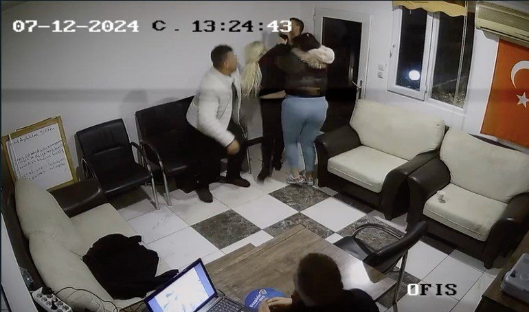 Öfkeli Anne, Kızının Taciz Şüphelisini Arkadaşıyla Birlikte Tekme Tokat Dövdü