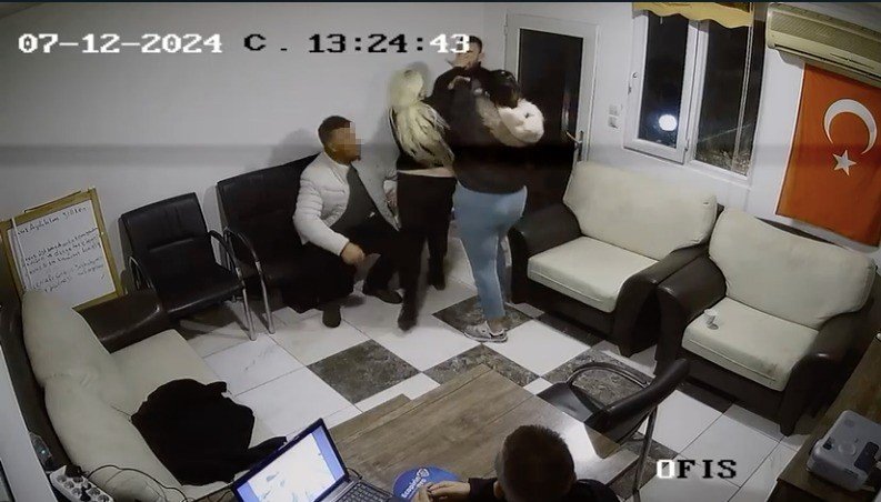 Öfkeli Anne, Kızının Taciz Şüphelisini Arkadaşıyla Birlikte Tekme Tokat Dövdü