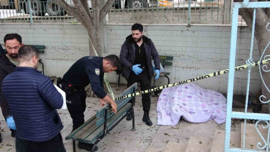 Madde Bağımlıları Sebebiyle Camiye Girmeye Çekinen Cemaat, Cami Duvarını Dikenli Telle Çevirdi