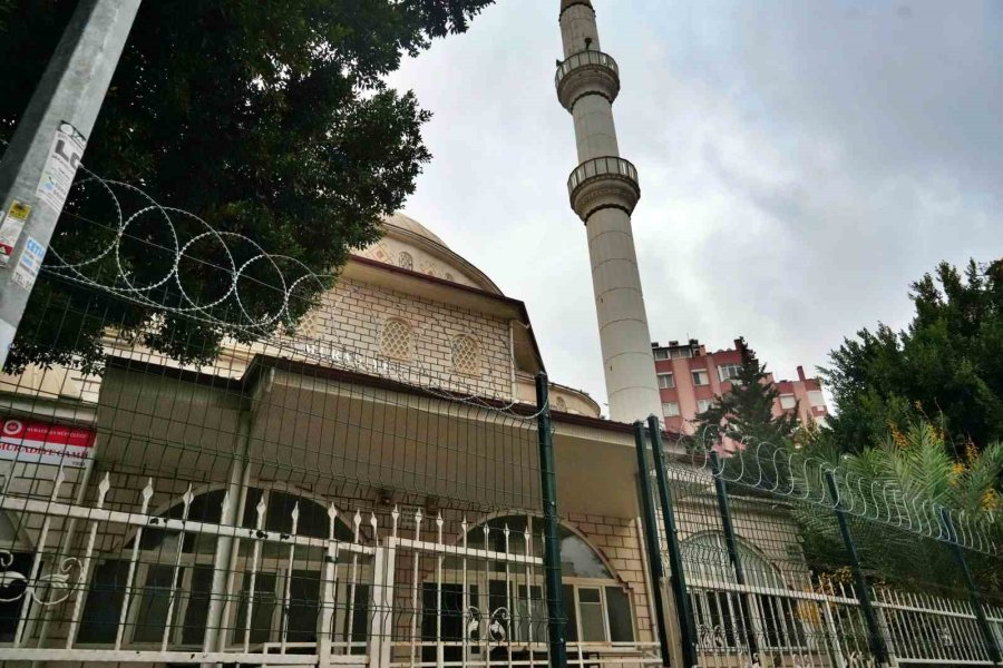 Madde Bağımlıları Sebebiyle Camiye Girmeye Çekinen Cemaat, Cami Duvarını Dikenli Telle Çevirdi