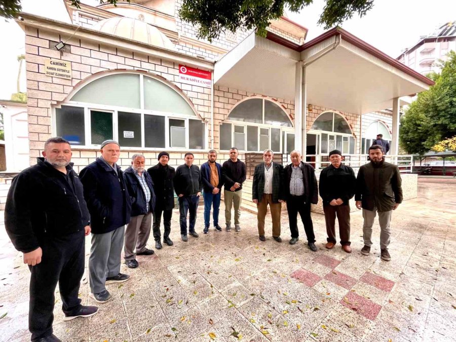 Madde Bağımlıları Sebebiyle Camiye Girmeye Çekinen Cemaat, Cami Duvarını Dikenli Telle Çevirdi