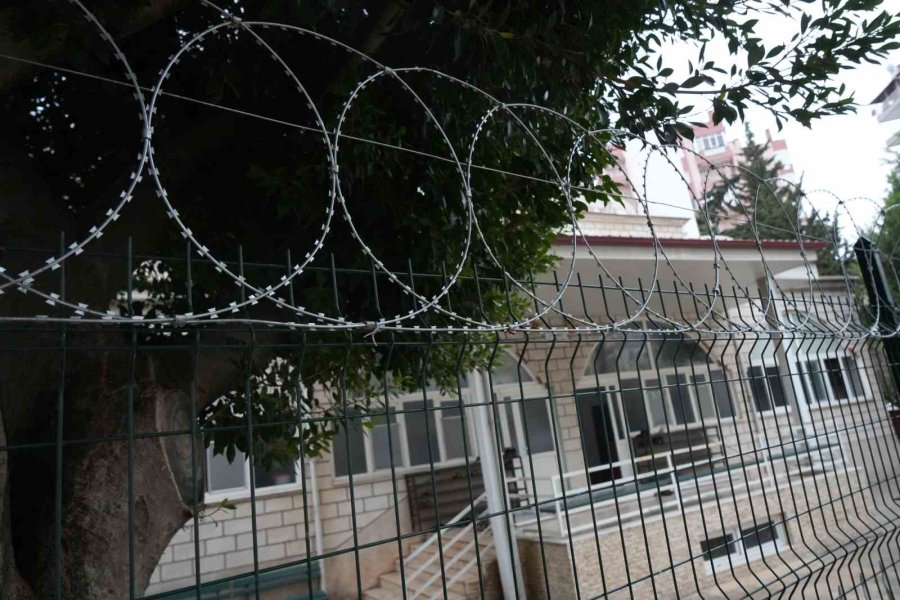 Madde Bağımlıları Sebebiyle Camiye Girmeye Çekinen Cemaat, Cami Duvarını Dikenli Telle Çevirdi