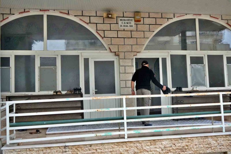 Madde Bağımlıları Sebebiyle Camiye Girmeye Çekinen Cemaat, Cami Duvarını Dikenli Telle Çevirdi