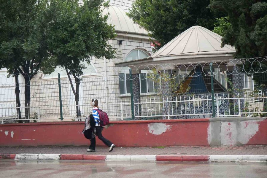 Madde Bağımlıları Sebebiyle Camiye Girmeye Çekinen Cemaat, Cami Duvarını Dikenli Telle Çevirdi