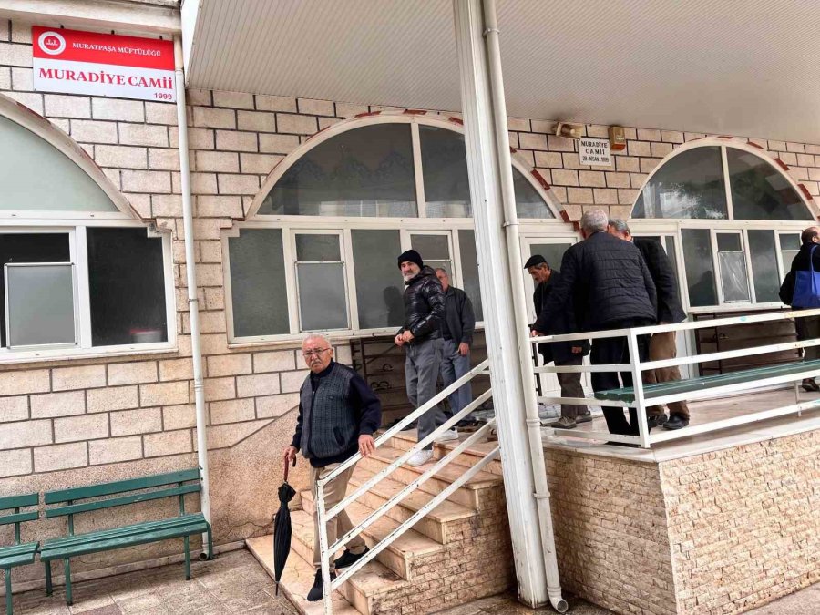 Madde Bağımlıları Sebebiyle Camiye Girmeye Çekinen Cemaat, Cami Duvarını Dikenli Telle Çevirdi