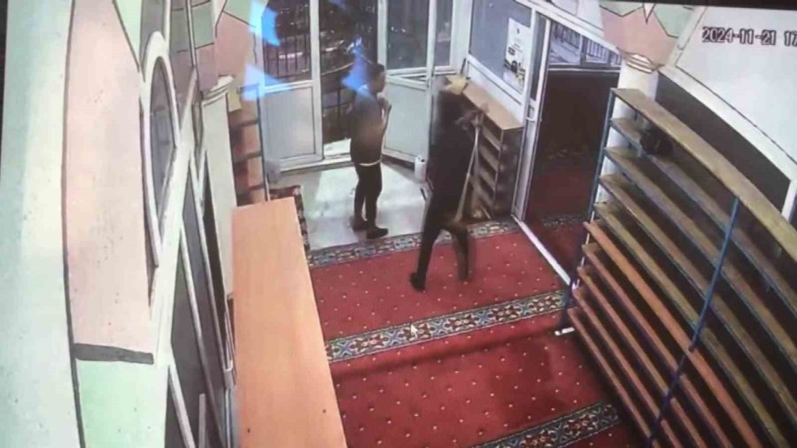 Madde Bağımlıları Sebebiyle Camiye Girmeye Çekinen Cemaat, Cami Duvarını Dikenli Telle Çevirdi