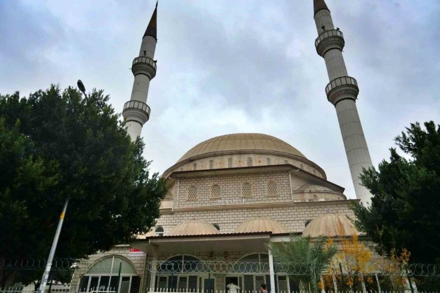 Madde Bağımlıları Sebebiyle Camiye Girmeye Çekinen Cemaat, Cami Duvarını Dikenli Telle Çevirdi
