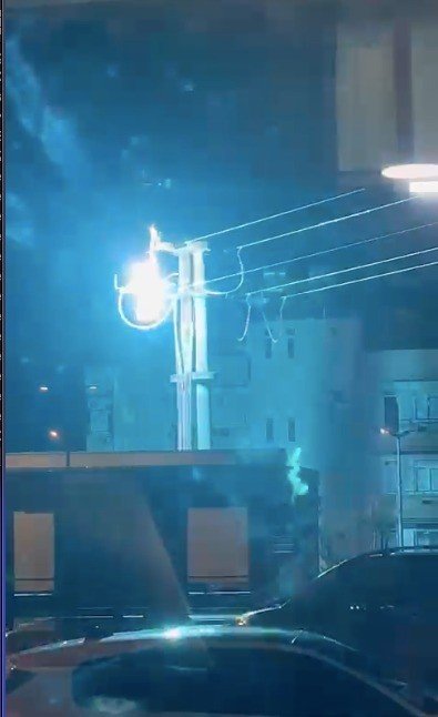 Park İçindeki Elektrik Telleri Alev Alev Yandı, Mahallede Korku Dolu Anlar Yaşandı