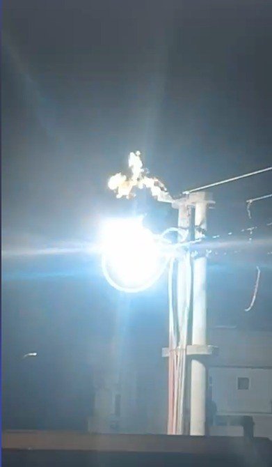 Park İçindeki Elektrik Telleri Alev Alev Yandı, Mahallede Korku Dolu Anlar Yaşandı