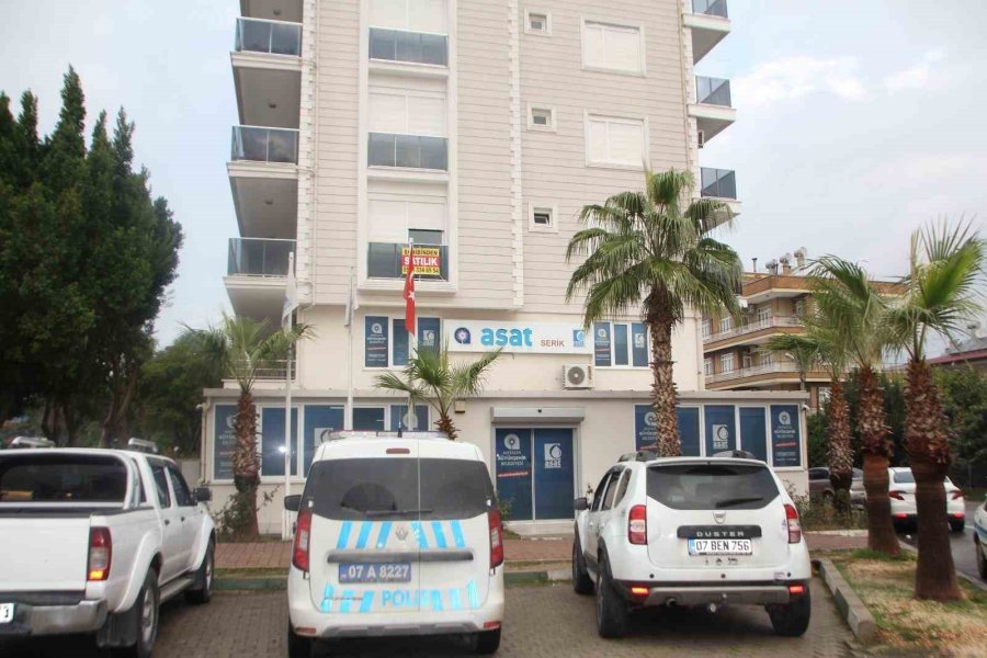 Asat İlçe Binasına Giren Hırsız Cep Telefonu Ve Bozuk Para Çaldı