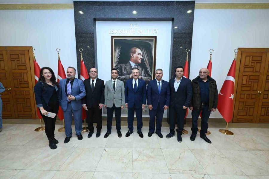 Eskişehir’de Basın Mensupları Vali Aksoy’dan Kartlarını Teslim Aldı