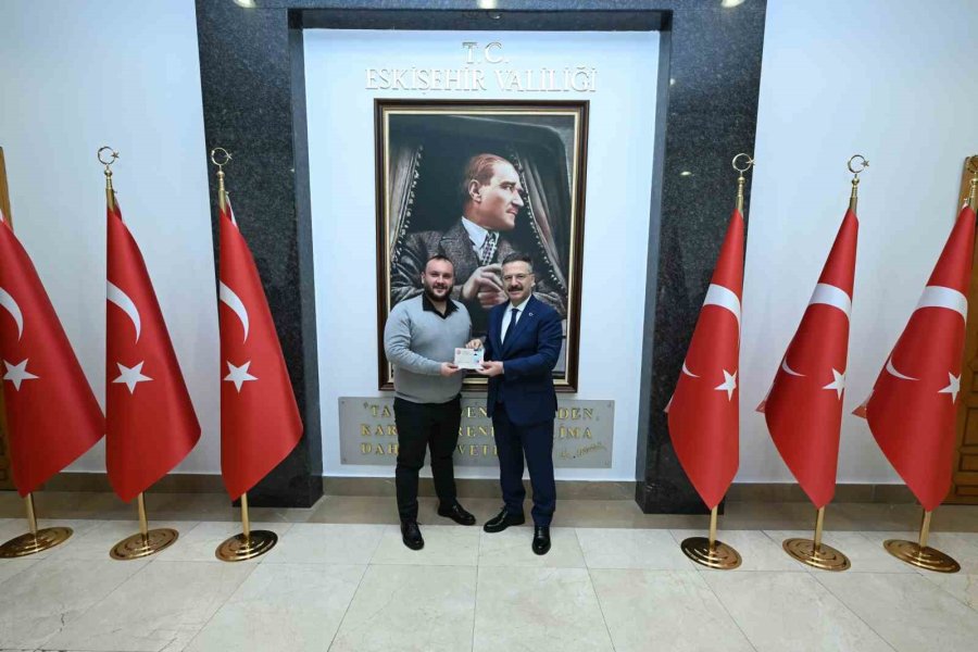 Eskişehir’de Basın Mensupları Vali Aksoy’dan Kartlarını Teslim Aldı