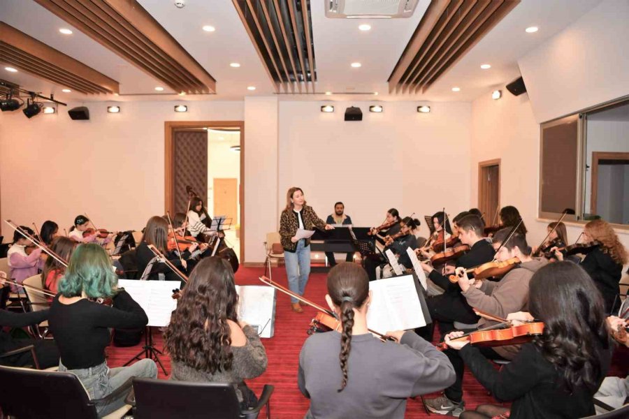 Konyaaltı’nda Geleceğin Sanatçıları Yetişiyor