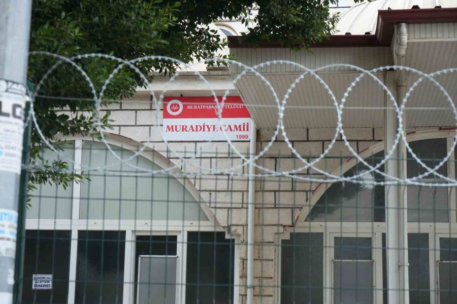 Madde Bağımlıları Sebebiyle Camiye Girmeye Çekinen Cemaat, Cami Duvarını Dikenli Telle Çevirdi