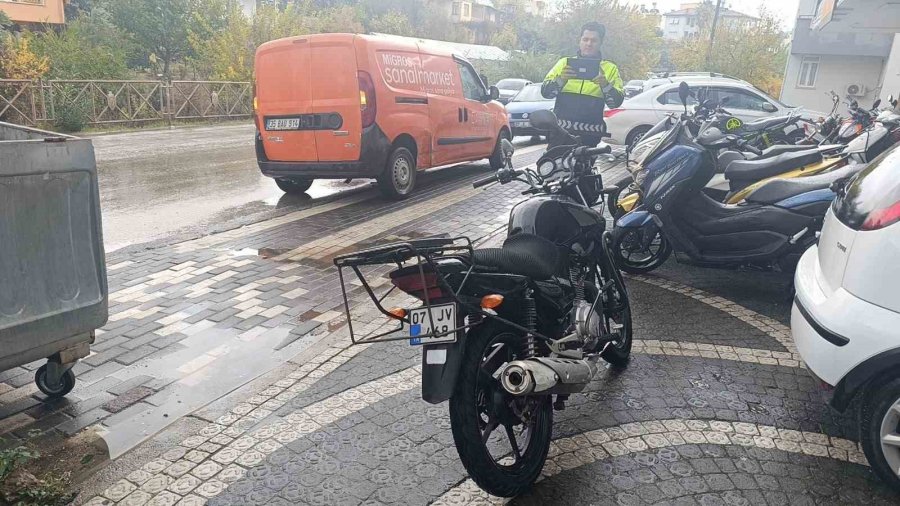 Motosikletliye Takla Attıran Kaza Kamerada