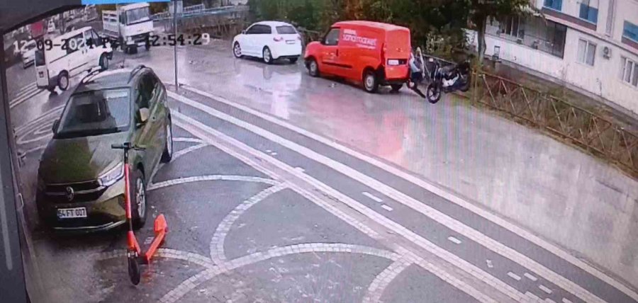 Motosikletliye Takla Attıran Kaza Kamerada